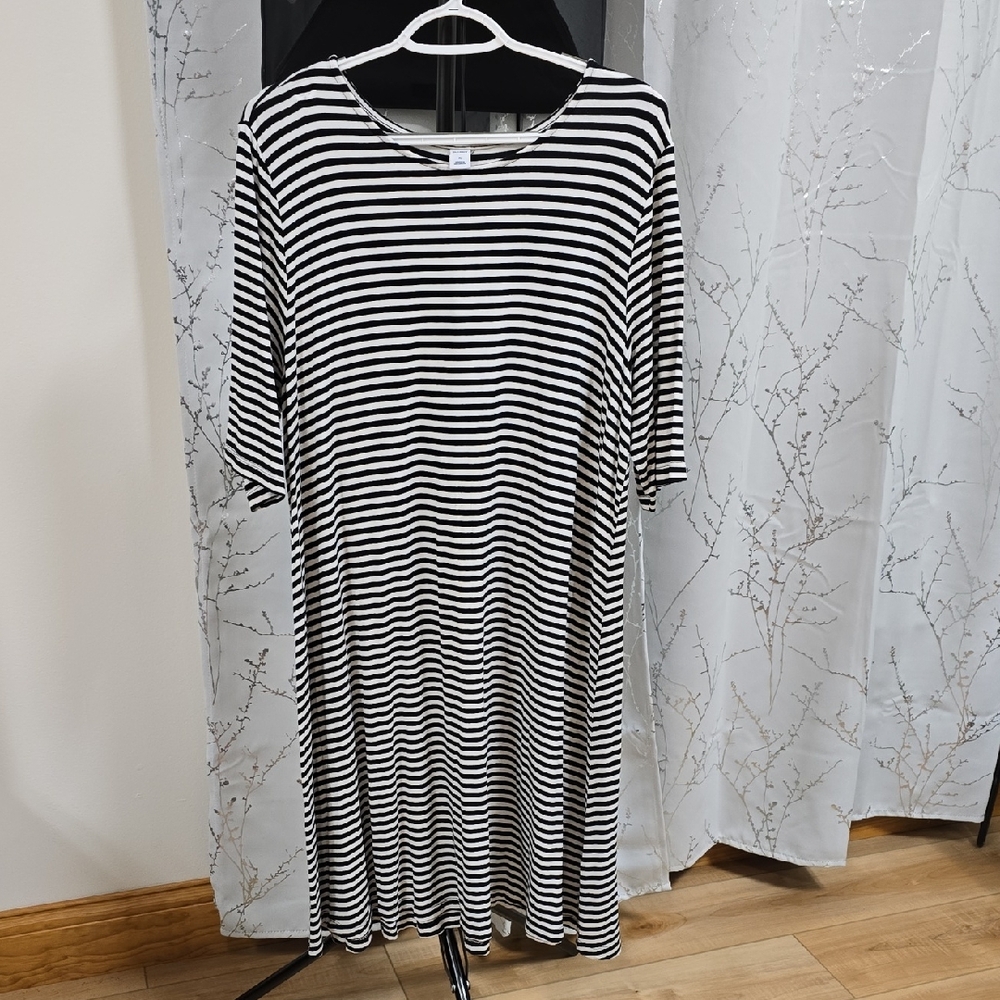 Old Navy Black and White Midi Dress